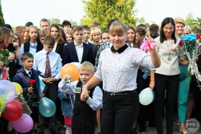 «Внук проснулся в 6.00 и переживал, что опоздаем». В самой большой школе Вилейки прозвенел первый звонок (фото)