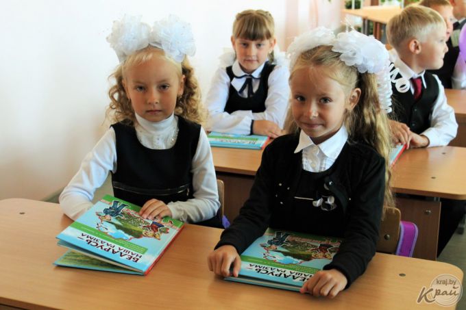 «Внук проснулся в 6.00 и переживал, что опоздаем». В самой большой школе Вилейки прозвенел первый звонок (фото)