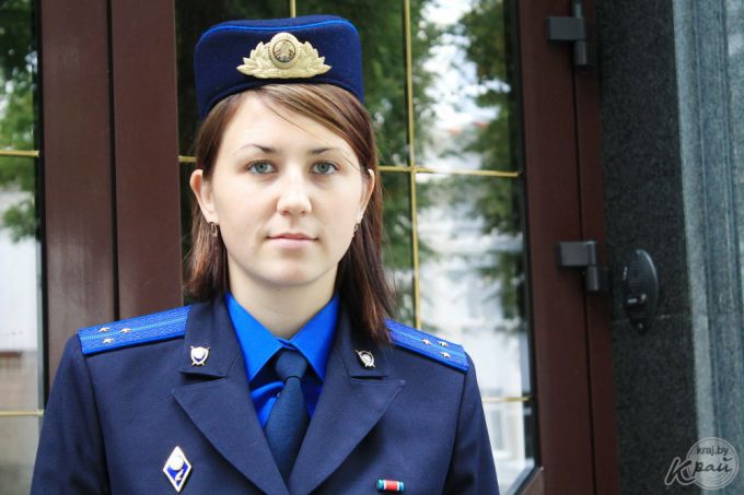 Пишет картины и расследует уголовные дела. История девушки-следователя из Молодечно (фото)