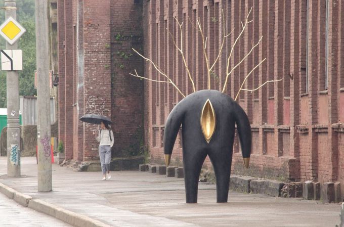 Необычная скульптура молодечненца в Минске вызвала неоднозначную реакцию прохожих. Ей уже сломали руки (фото)