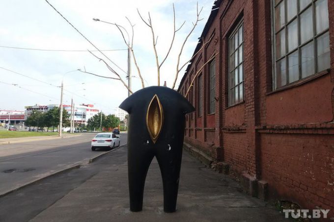 Необычная скульптура молодечненца в Минске вызвала неоднозначную реакцию прохожих. Ей уже сломали руки (фото)