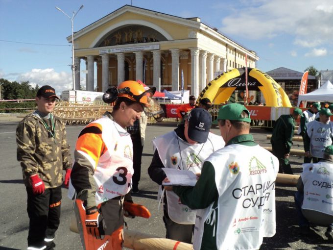 Вилейчане Валерий Дурович и Николай Ярошик опередили чемпиона России на чемпионате в Карелии "Лесоруб-2017" (фото)