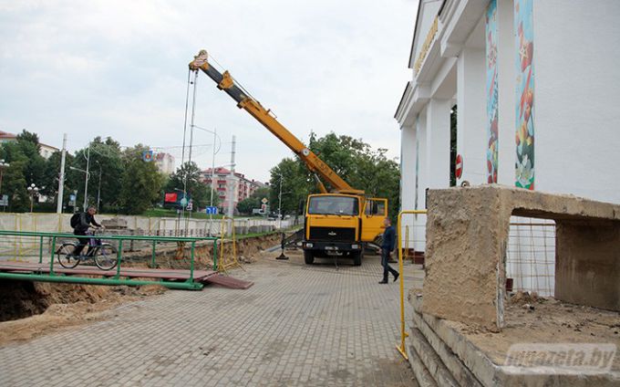 В Молодечно реконструируют центральную магистраль. Монтажники: Все, что нужно сделать до морозов, выполним (фото)