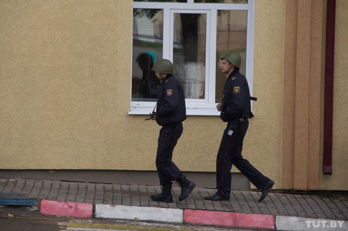 «Покажите паспорт. Может, вы нелегал». Как живут в Глубоком после введения учебного комендантского часа