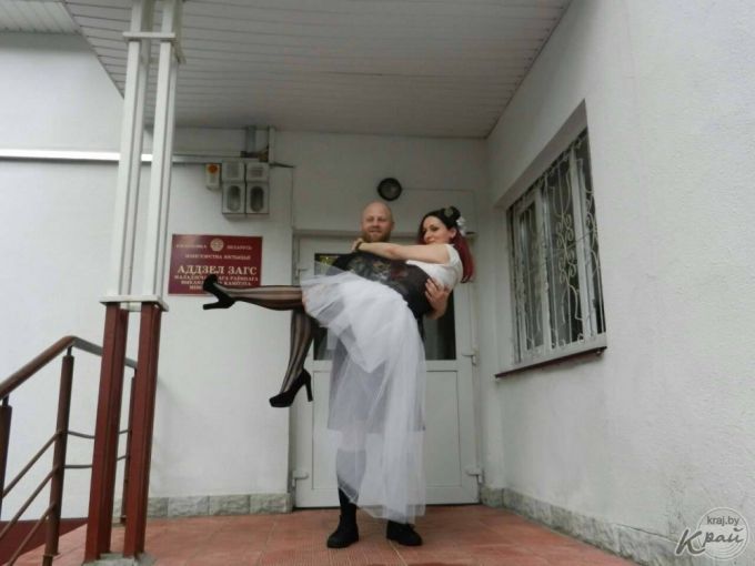 Жених в килте, а невеста – в пачке. В Молодечно пара расписалась в стиле стимпанк (фото)