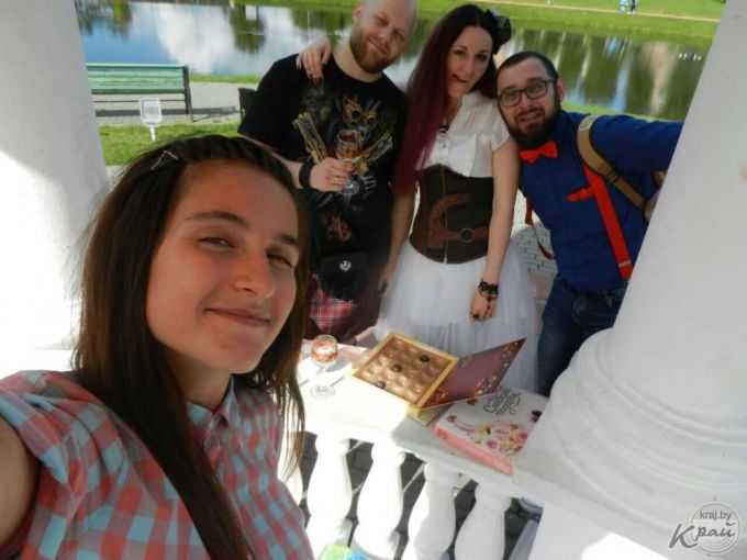 Жених в килте, а невеста – в пачке. В Молодечно пара расписалась в стиле стимпанк (фото)