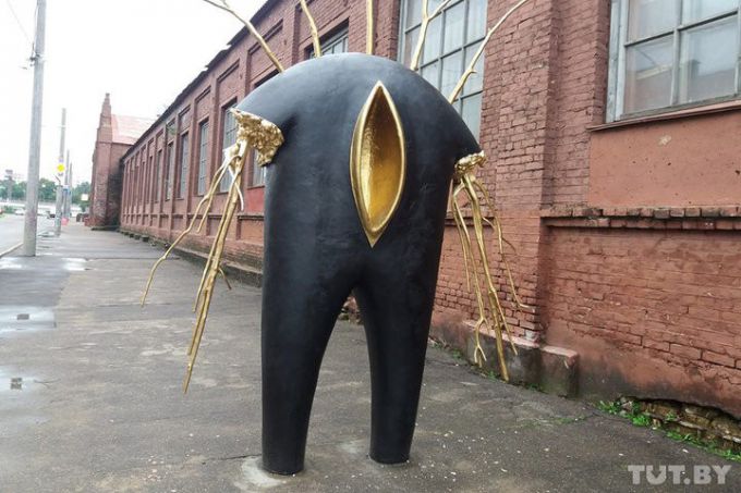 «Пытаются отломать, укусить и понюхать». Молодечненец восстановил конечности у своей скульптуры в Минске (фото)