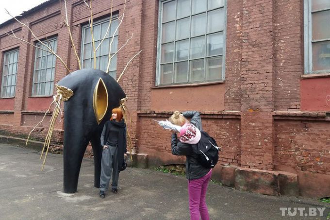 «Пытаются отломать, укусить и понюхать». Молодечненец восстановил конечности у своей скульптуры в Минске (фото)