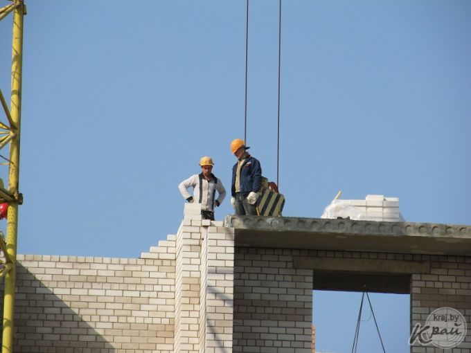 В Вилейке завершается строительство долевого дома в Северном (фото)