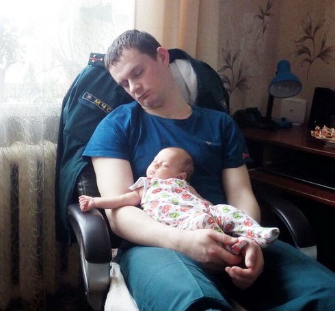 Заснул с грудной дочкой на руках. Проголосуй за фотографию вилейского спасателя (фото)