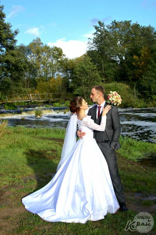 Свадьба месяца. Вилейчане Илья и Кристина Тихоновичи расписывались в парке под дождем и венчались в костеле (фото)