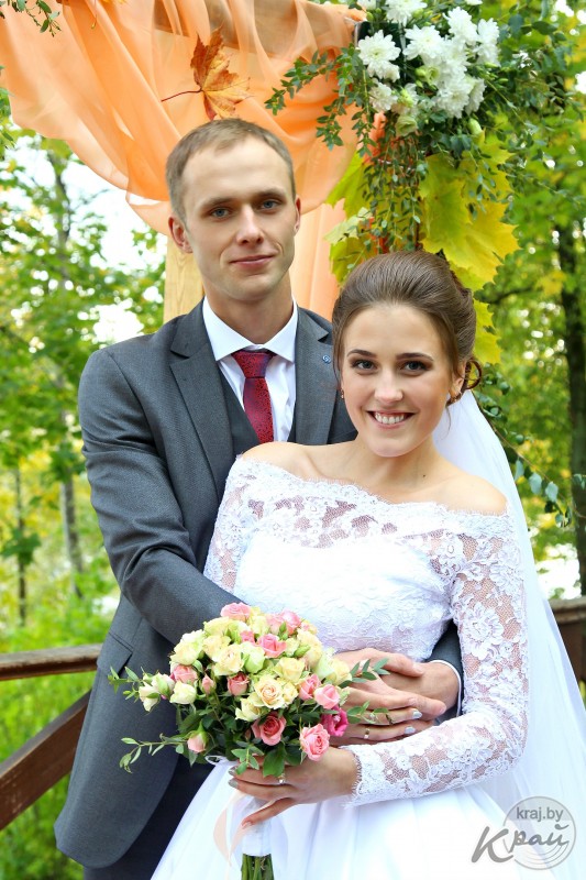Свадьба месяца. Вилейчане Илья и Кристина Тихоновичи расписывались в парке под дождем и венчались в костеле (фото)
