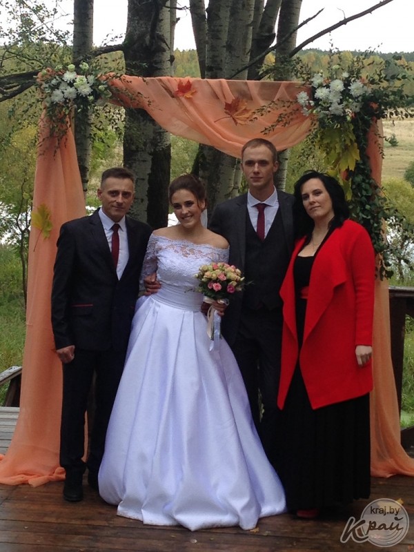 Свадьба месяца. Вилейчане Илья и Кристина Тихоновичи расписывались в парке под дождем и венчались в костеле (фото)