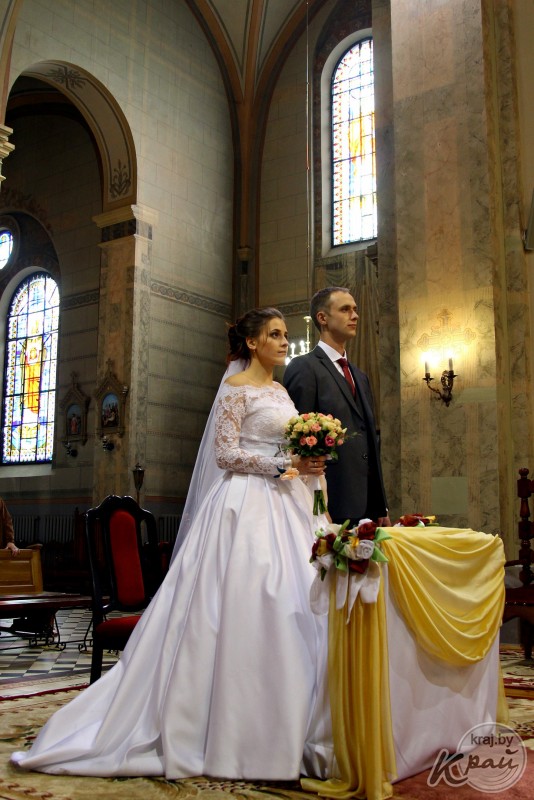 Свадьба месяца. Вилейчане Илья и Кристина Тихоновичи расписывались в парке под дождем и венчались в костеле (фото)
