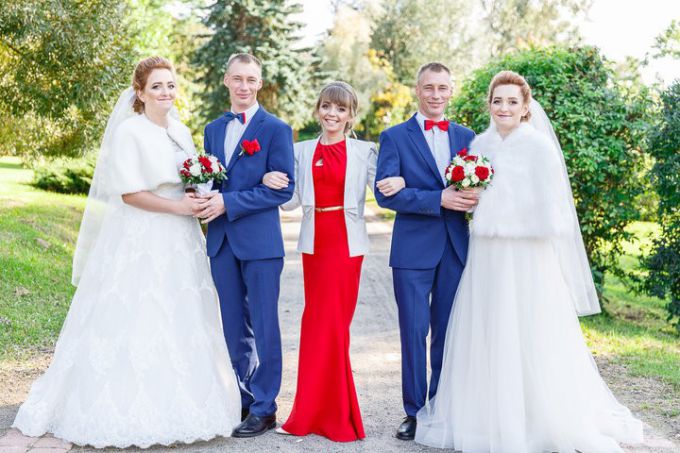 Разные платья и бабочки, чтобы гости не путали. Братья-близнецы из Молодечно женились на сестрах-близняшках (фото)