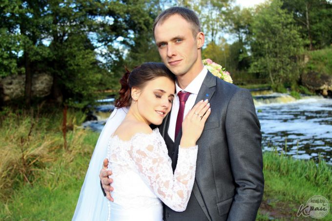 Свадьба месяца. Вилейчане Илья и Кристина Тихоновичи расписывались в парке под дождем и венчались в костеле (фото)
