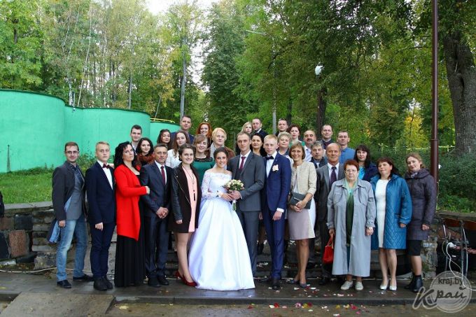 Свадьба месяца. Вилейчане Илья и Кристина Тихоновичи расписывались в парке под дождем и венчались в костеле (фото)