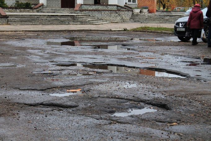 Жители Молодечно об асфальте на улице Скорины: «Пока ногу кто-то не сломает, резонанса не будет» (фото)
