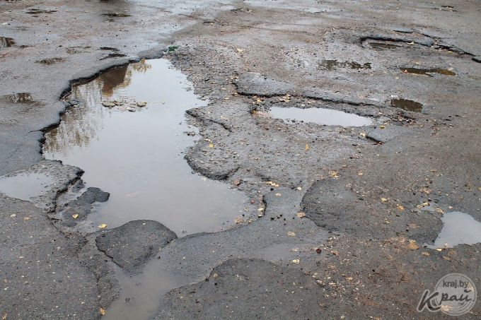 Жители Молодечно об асфальте на улице Скорины: «Пока ногу кто-то не сломает, резонанса не будет» (фото)