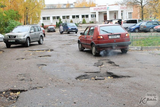 Жители Молодечно об асфальте на улице Скорины: «Пока ногу кто-то не сломает, резонанса не будет» (фото)
