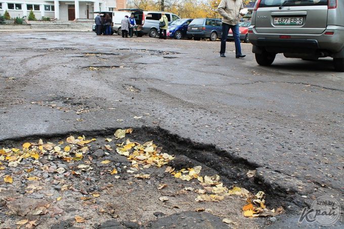 Жители Молодечно об асфальте на улице Скорины: «Пока ногу кто-то не сломает, резонанса не будет» (фото)
