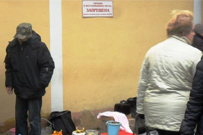 Почему стихийную торговлю около колхозного рынка в Молодечно не остановить (фото)