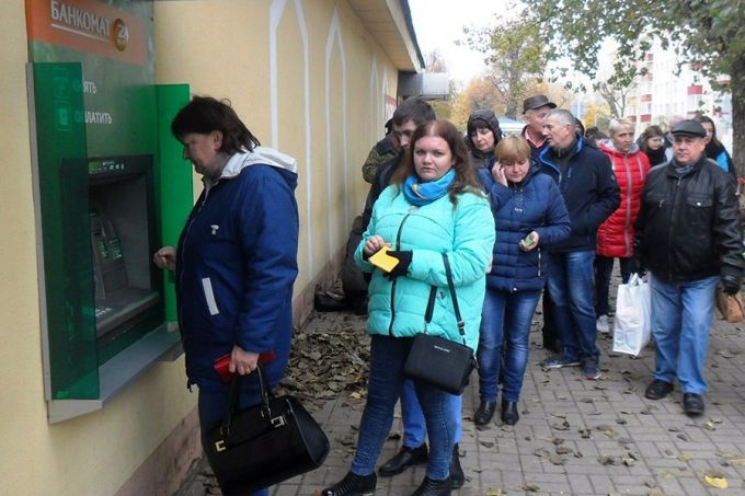 Почему стихийную торговлю около колхозного рынка в Молодечно не остановить (фото)