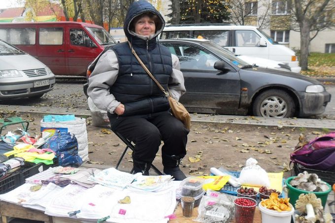 Почему стихийную торговлю около колхозного рынка в Молодечно не остановить (фото)