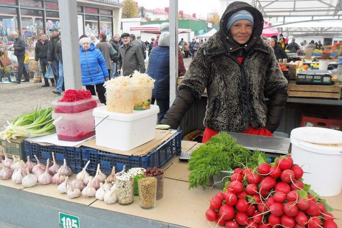 Почему стихийную торговлю около колхозного рынка в Молодечно не остановить (фото)