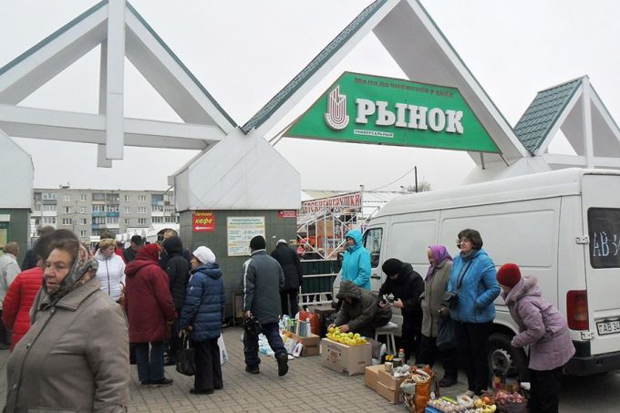 Почему стихийную торговлю около колхозного рынка в Молодечно не остановить (фото)