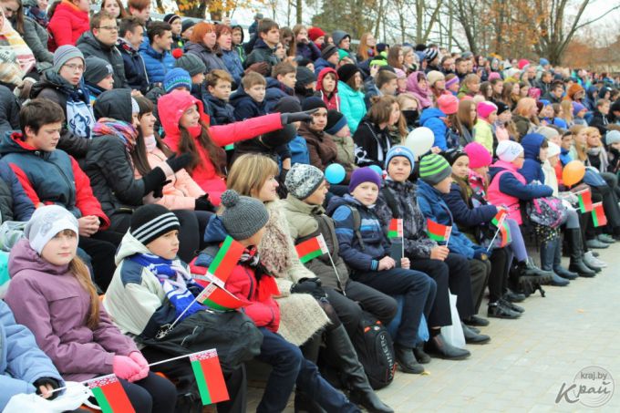 Школьникам – бесплатно, взрослым – за деньги. В Вилейке после реконструкции открыли стадион (фото)