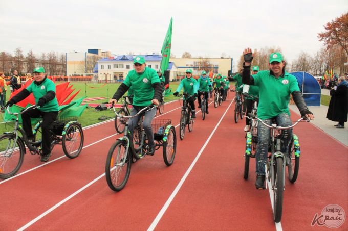 Школьникам – бесплатно, взрослым – за деньги. В Вилейке после реконструкции открыли стадион (фото)