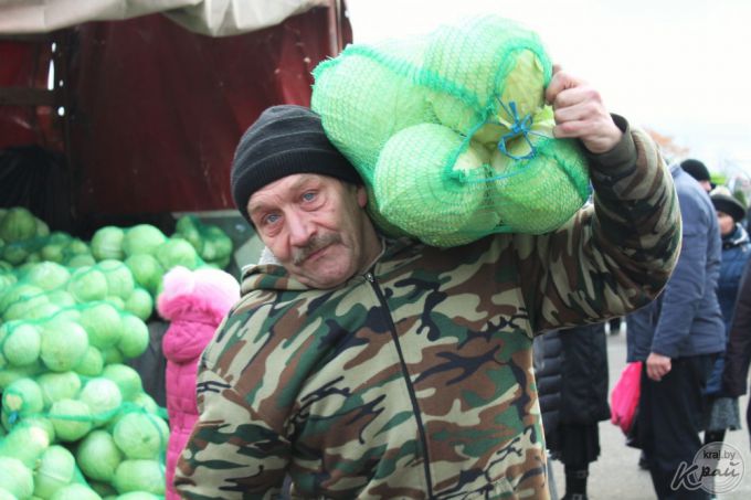 «Часть заквасим, а остальное – на борщи». Вилейчане на региональной ярмарке мешками разметали капусту (фото)