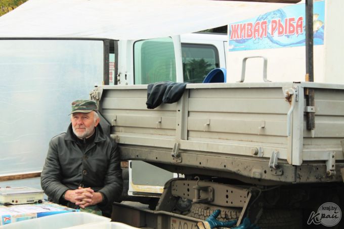 «Часть заквасим, а остальное – на борщи». Вилейчане на региональной ярмарке мешками разметали капусту (фото)