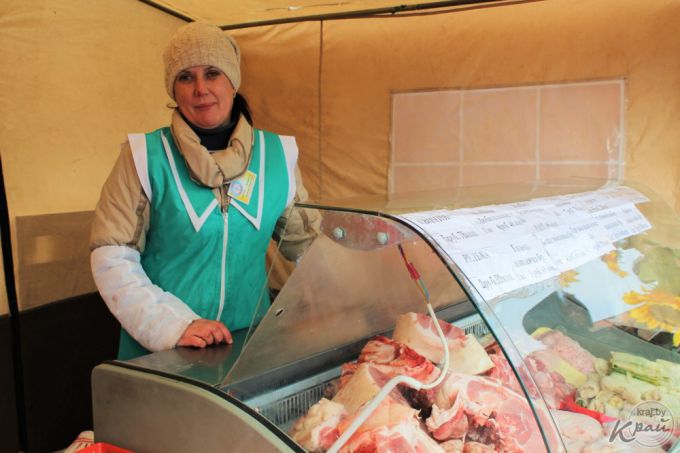«Часть заквасим, а остальное – на борщи». Вилейчане на региональной ярмарке мешками разметали капусту (фото)