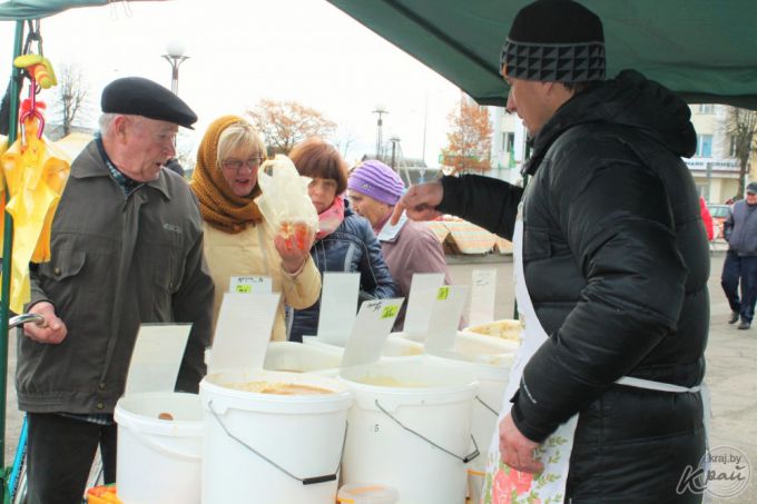 «Часть заквасим, а остальное – на борщи». Вилейчане на региональной ярмарке мешками разметали капусту (фото)