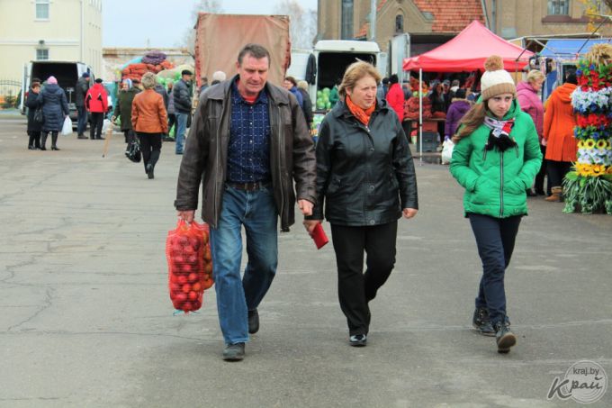 «Часть заквасим, а остальное – на борщи». Вилейчане на региональной ярмарке мешками разметали капусту (фото)