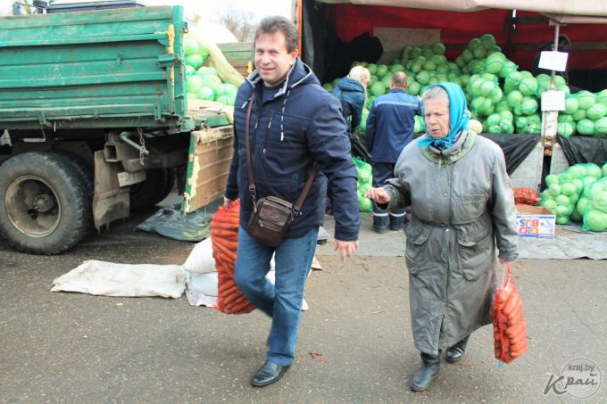 «Часть заквасим, а остальное – на борщи». Вилейчане на региональной ярмарке мешками разметали капусту (фото)