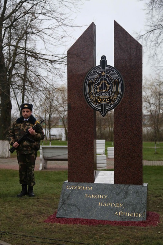 Стелу в честь 100-летия милиции торжественно открыли в Глубоком (фото)