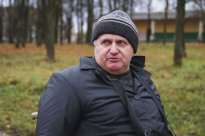 «Мы многого не просим». Инвалидам-колясочникам из Ильи Вилейского района приходится передвигаться по встречке (фото)