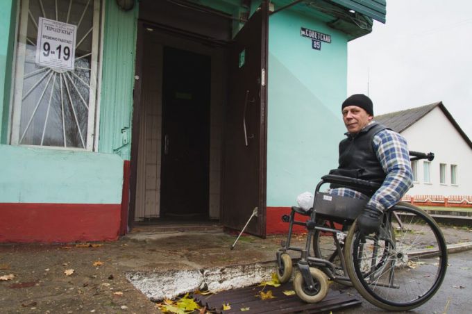 «Мы многого не просим». Инвалидам-колясочникам из Ильи Вилейского района приходится передвигаться по встречке (фото)