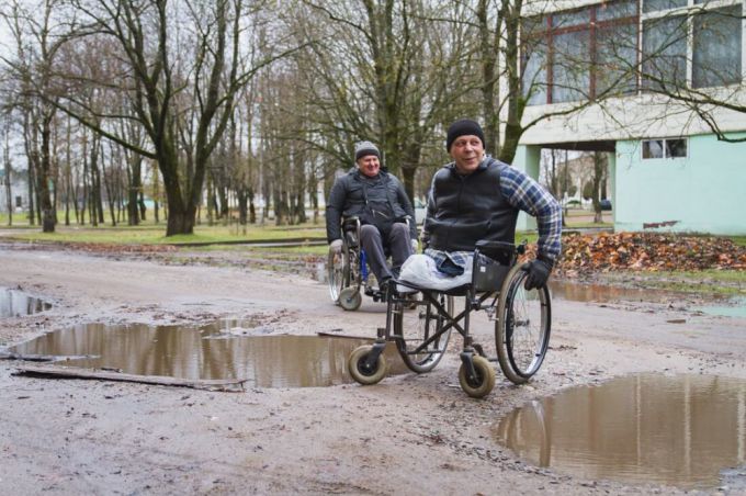 «Мы многого не просим». Инвалидам-колясочникам из Ильи Вилейского района приходится передвигаться по встречке (фото)