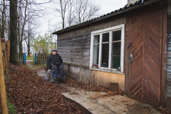 «Мы многого не просим». Инвалидам-колясочникам из Ильи Вилейского района приходится передвигаться по встречке (фото)