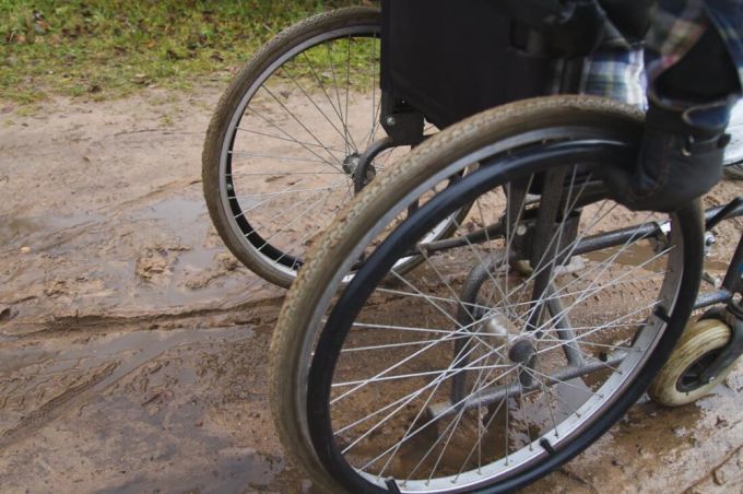 «Мы многого не просим». Инвалидам-колясочникам из Ильи Вилейского района приходится передвигаться по встречке (фото)