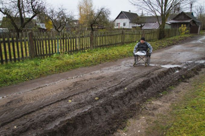 «Мы многого не просим». Инвалидам-колясочникам из Ильи Вилейского района приходится передвигаться по встречке (фото)