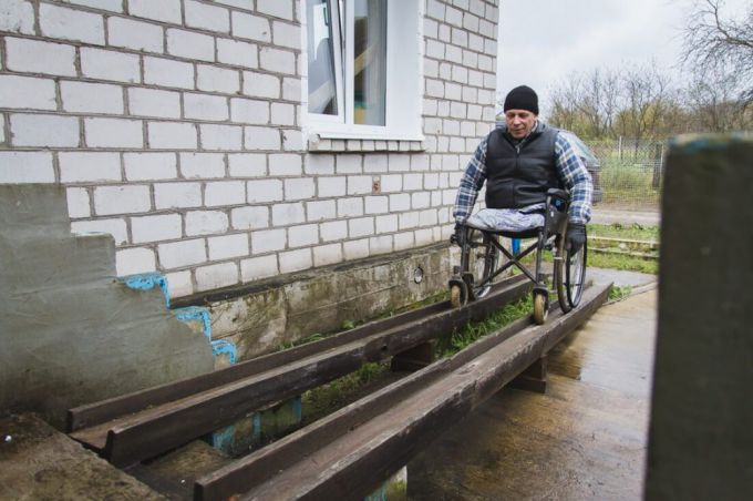 «Мы многого не просим». Инвалидам-колясочникам из Ильи Вилейского района приходится передвигаться по встречке (фото)