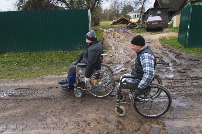 «Мы многого не просим». Инвалидам-колясочникам из Ильи Вилейского района приходится передвигаться по встречке (фото)