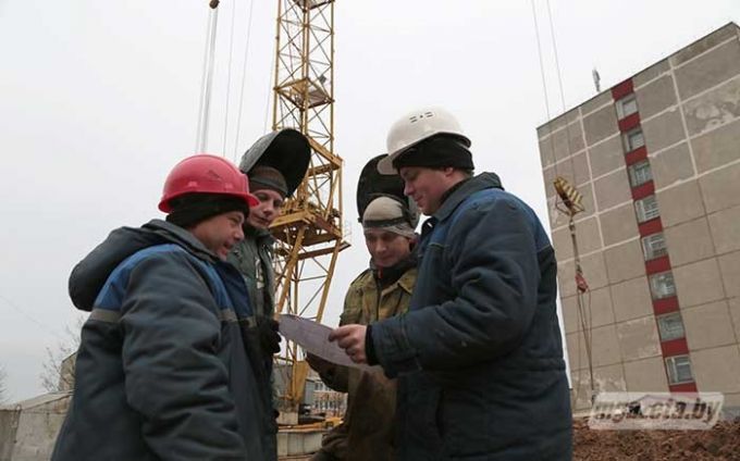 «Станет одним из украшений города». На улице Будавников в Молодечно начали возводить девятиэтажку (фото)