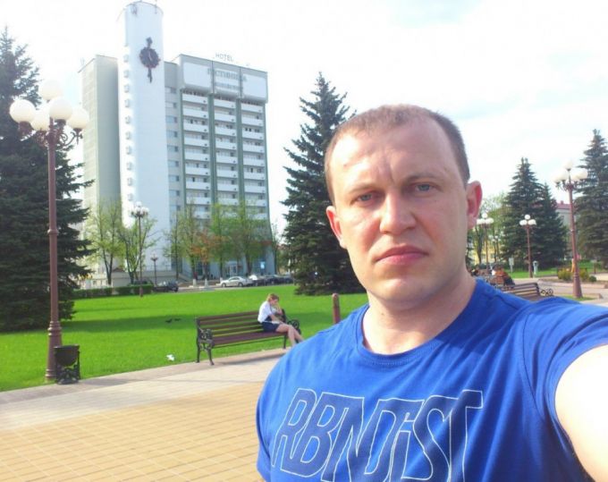 «Суровый» турист из Молодечно на своих селфи теперь не один (фото)