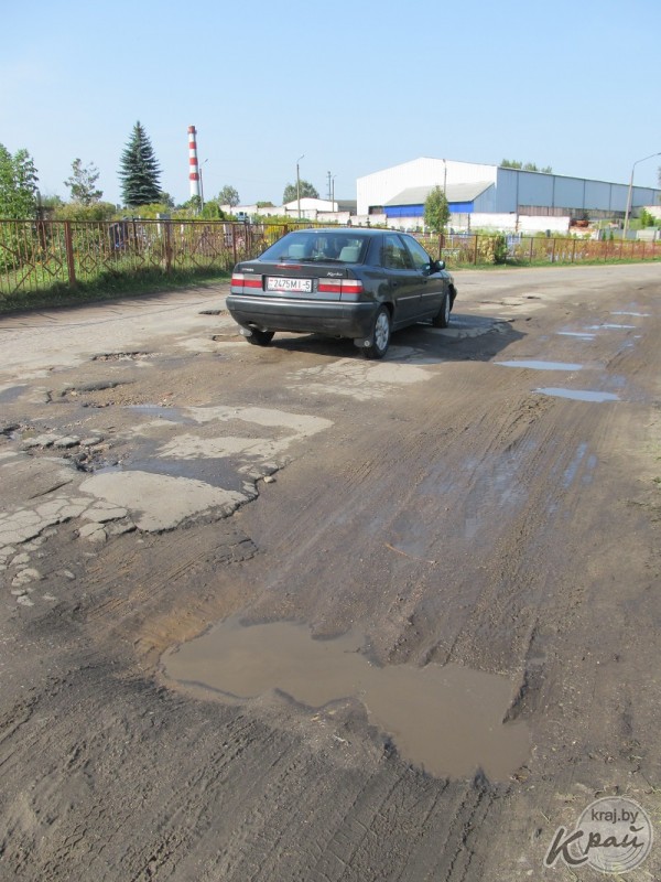 Кто должен ремонтировать хозпроезд на ул. Красина в Вилейке: ЖКХ или предприниматели?( фото)